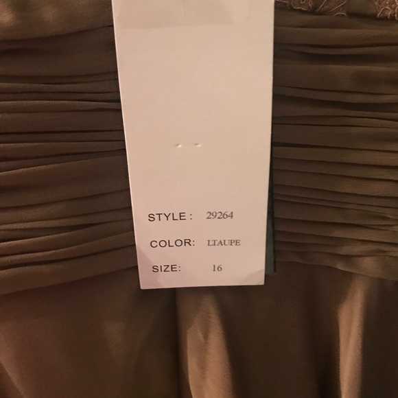 Never Worn Mother of the Bride dress - Picture 5 of 6